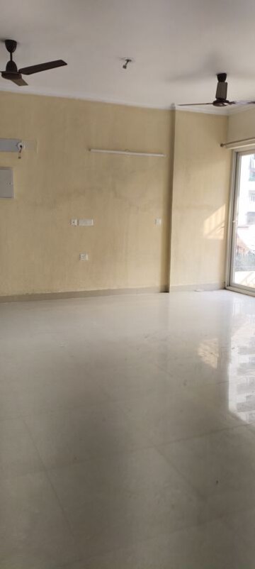 Room in 3.5 BHK Apartment at Amrapali Crystal Homes, Sector 76 – for Rent