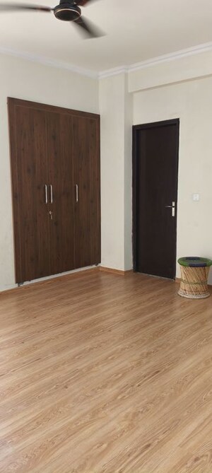 Room in 3.5 BHK Apartment at Amrapali Crystal Homes, Sector 76 – for Rent
