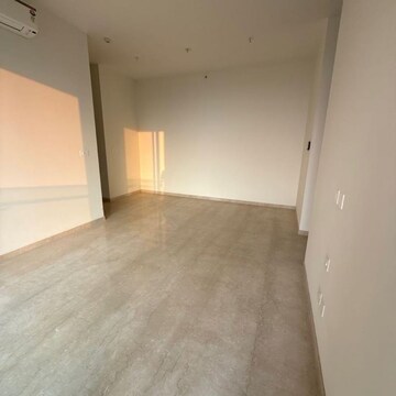 Room in 3 BHK Apartment at Piramal Mahalaxmi, Arthur rd – for Rent