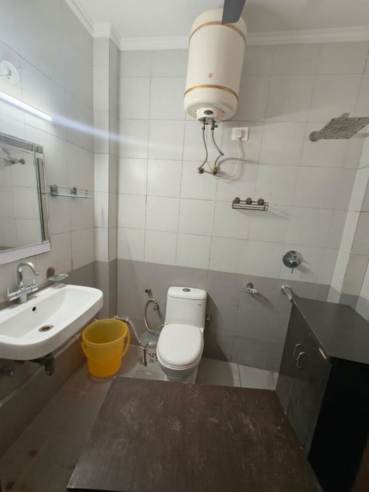 Bathroom, kalkaji 2 Bedroom 100 Sq.Yd. Builder Floor In Kalkaji Delhi 9770091