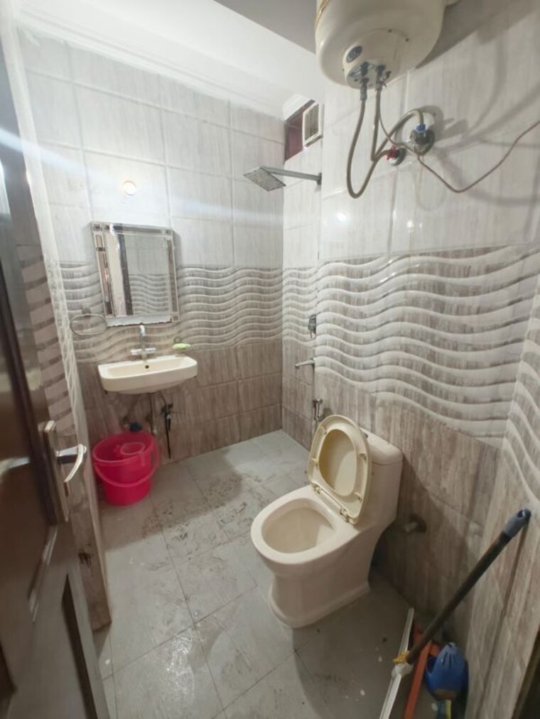 Bathroom, kalkaji 2 Bedroom 100 Sq.Yd. Builder Floor In Kalkaji Delhi 9770091