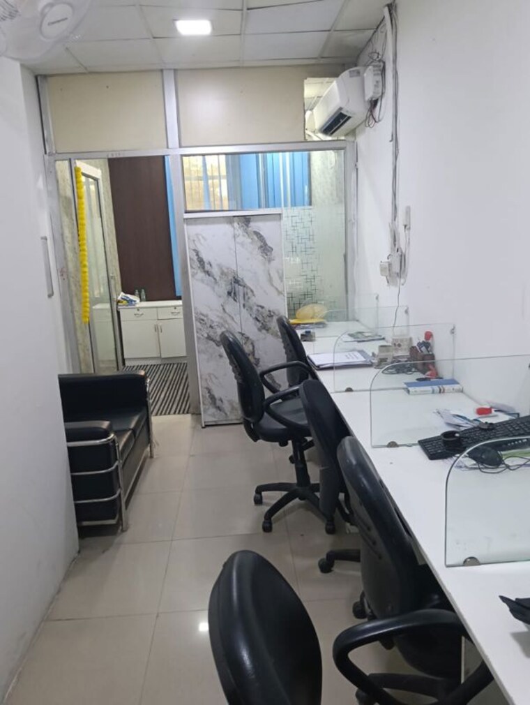 Team Area, sector 63 Commercial Office Space 500 Sq.Ft. In Sector 63 Noida 9770180