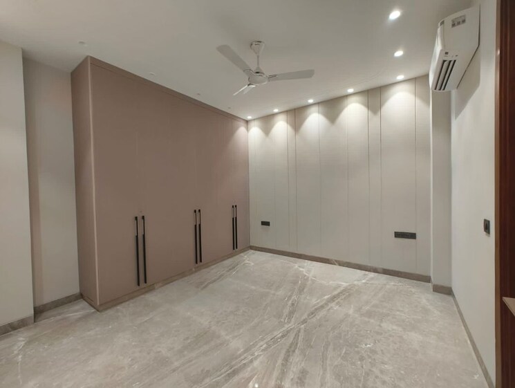 Room, greater kailash i 4 Bedroom 300 Sq.Yd. Builder Floor In Greater Kailash I Delhi 9770335