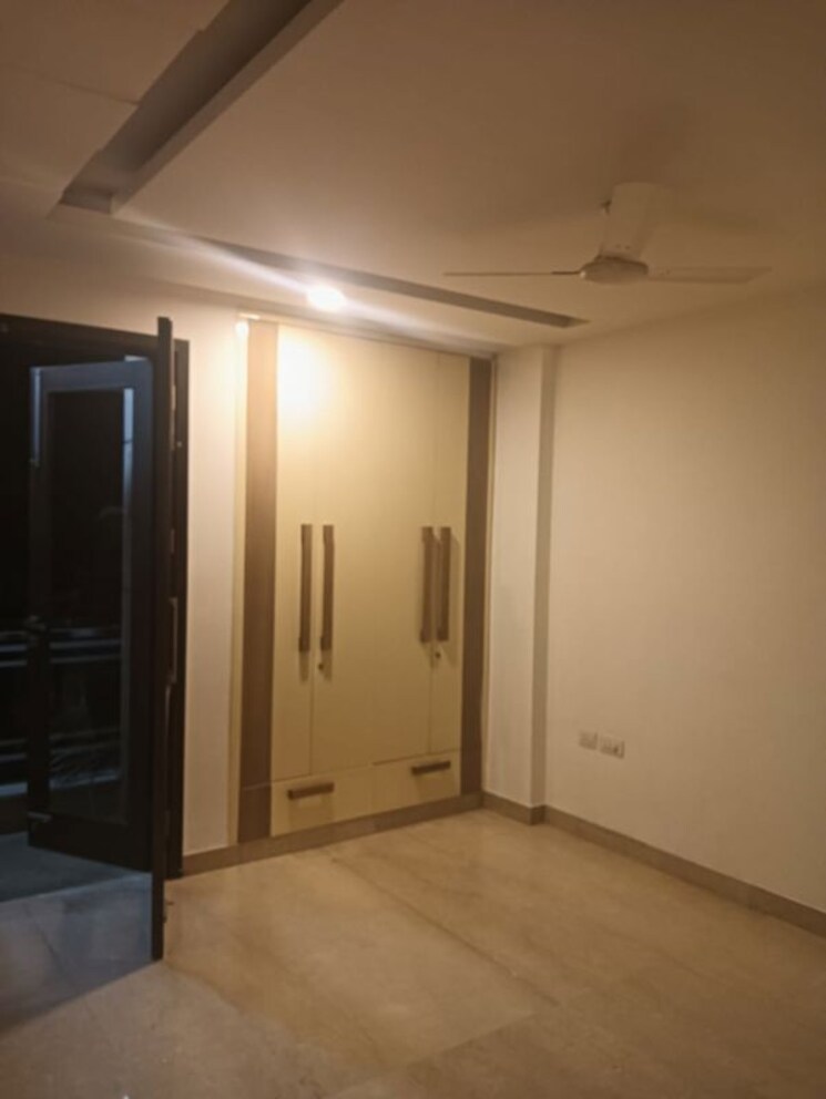 Room, greater kailash ii 3 Bedroom 250 Sq.Yd. Builder Floor In Greater Kailash ii Delhi 9770577