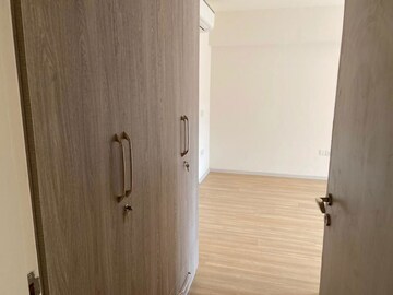 Room in 3 BHK Apartment at DLF The Skycourt, Sector 86 – for Sale