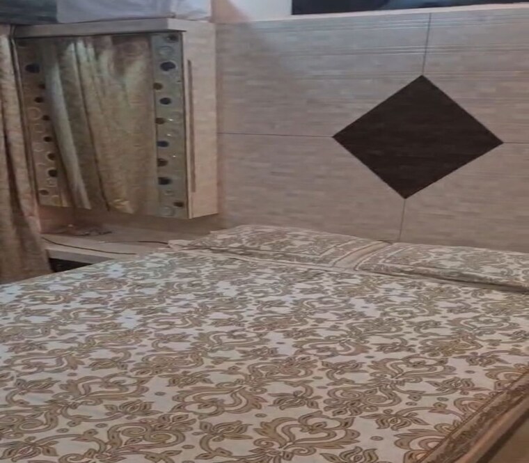 Room, dadar east 2 Bedroom 600 Sq.Ft. Apartment In Dadar East Mumbai 9770694