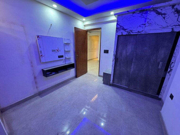 Room, sector 73 2 Bedroom 1055 Sq.Ft. Builder Floor In Sector 73 Noida 9770712