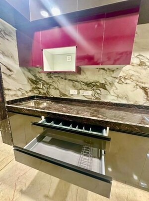 Bedroom in 4 BHK Apartment at Andheri East – for Rent