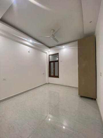 Room in 3 BHK Apartment at Chattarpur – for Rent