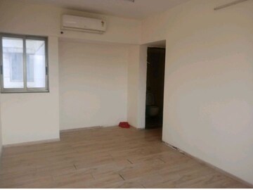 Room in 2 BHK Apartment at Lodha Casa Royale, Balkum Pada – for Rent