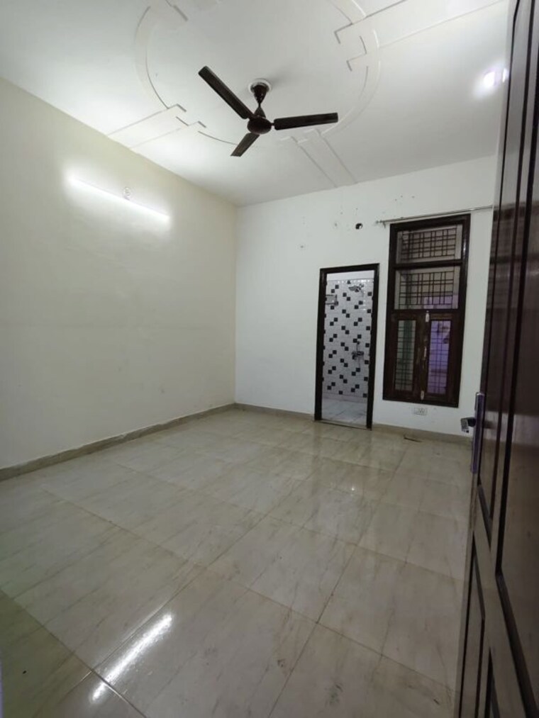 Room, pandav nagar 3 Bedroom 134 Sq.Yd. Apartment In Pandav Nagar Delhi 9771382