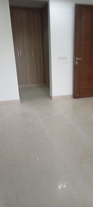 Room in 4 BHK Builder Floor at DLF Green Avenue, Dlf Phase iv – for Sale