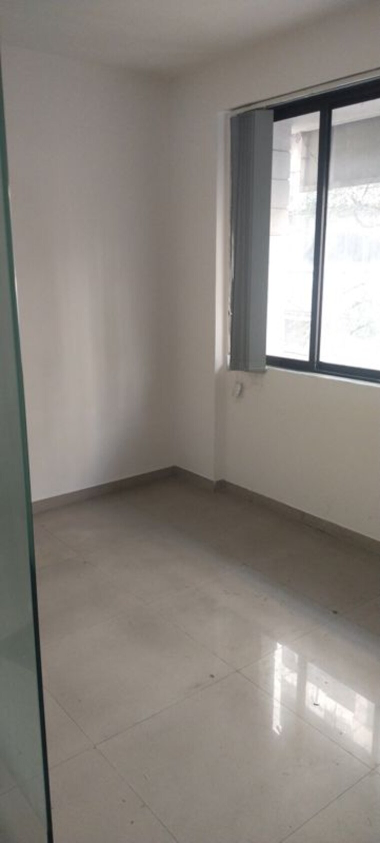 Room, naupada Commercial Office Space 300 Sq.Ft. In Naupada Thane 9771426