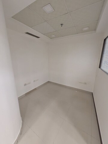 Room in 4 BHK Apartment at Ambience Island, Sector 24 – for Sale