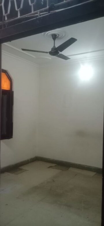 Room in 2 BHK Builder Floor at Nirman Vihar – for Rent