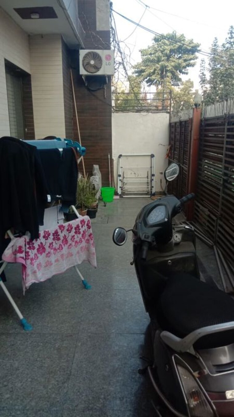  Parking, raj nagar sector 7 3 Bedroom 200 Sq.Yd. Builder Floor In Raj Nagar Sector 7 Ghaziabad 9770952