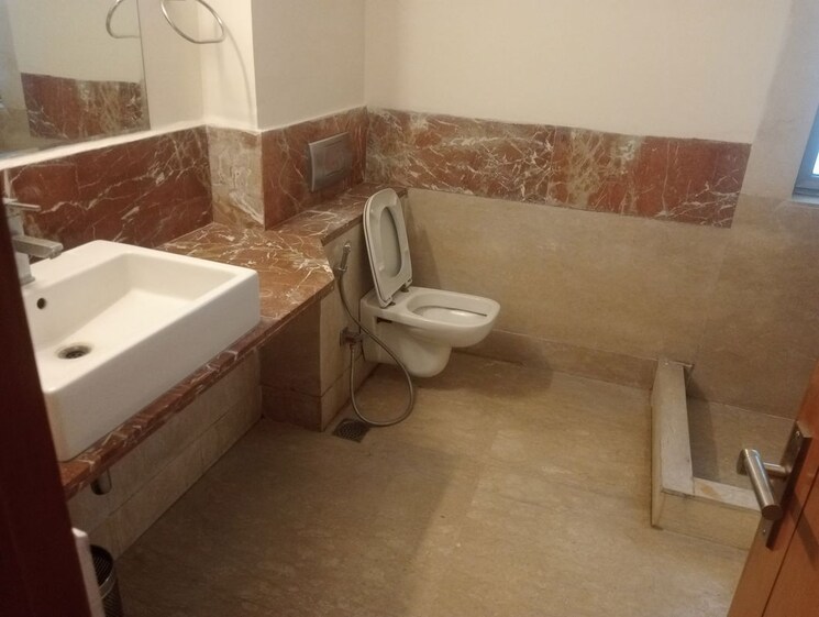Bathroom, dlf-belvedere-towers 4 Bedroom 2500 Sq.Ft. Apartment In Sector 24 Gurgaon 9771584