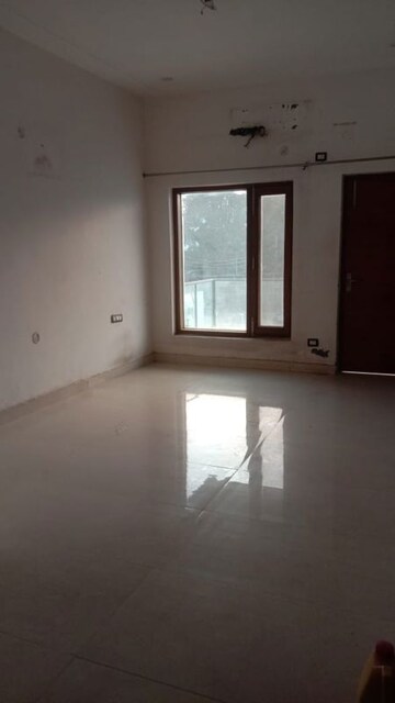Room in 3 BHK Builder Floor at Patel Nagar 2 – for Rent