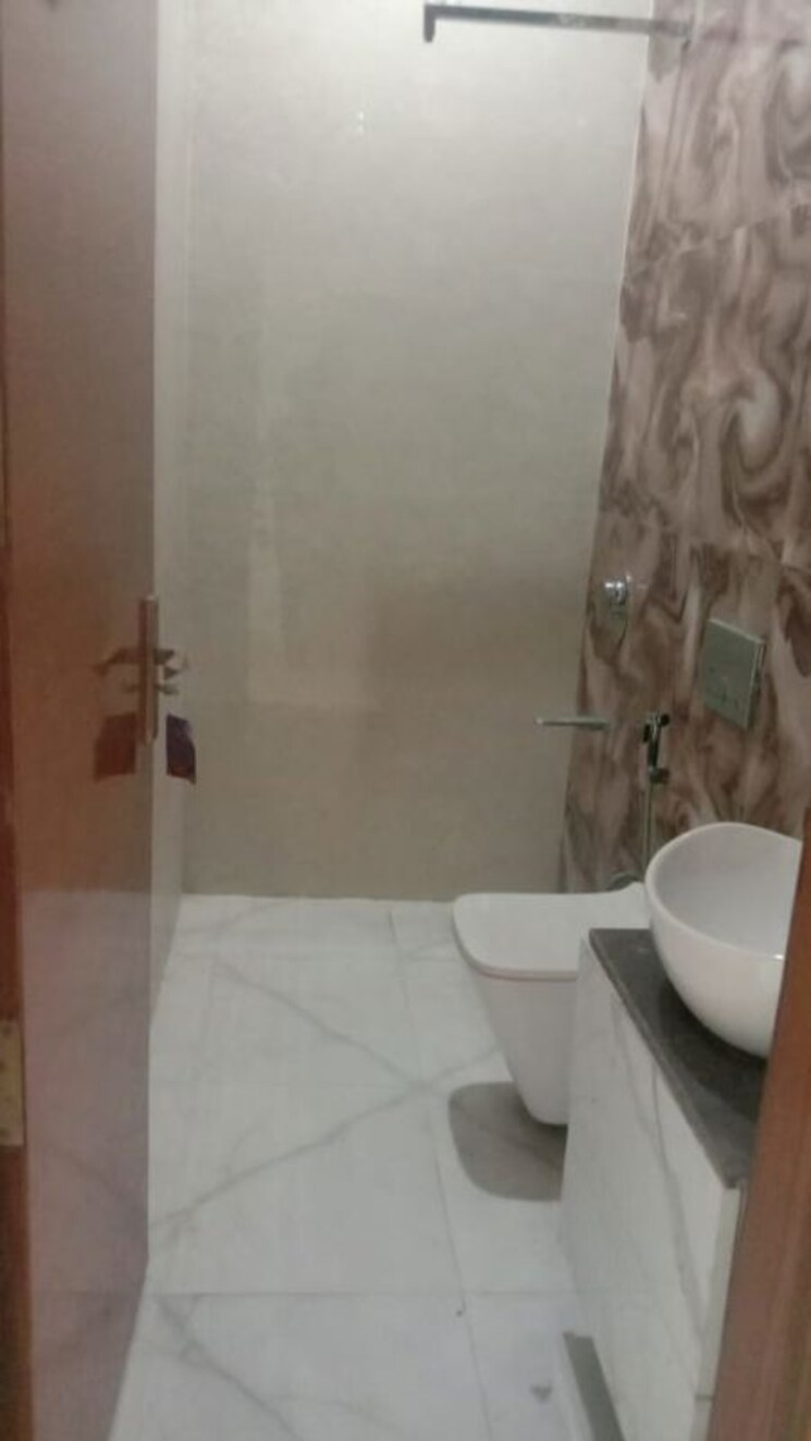 Bathroom, patel nagar 2 3 Bedroom 200 Sq.Yd. Builder Floor In Patel Nagar 2 Ghaziabad 9771613