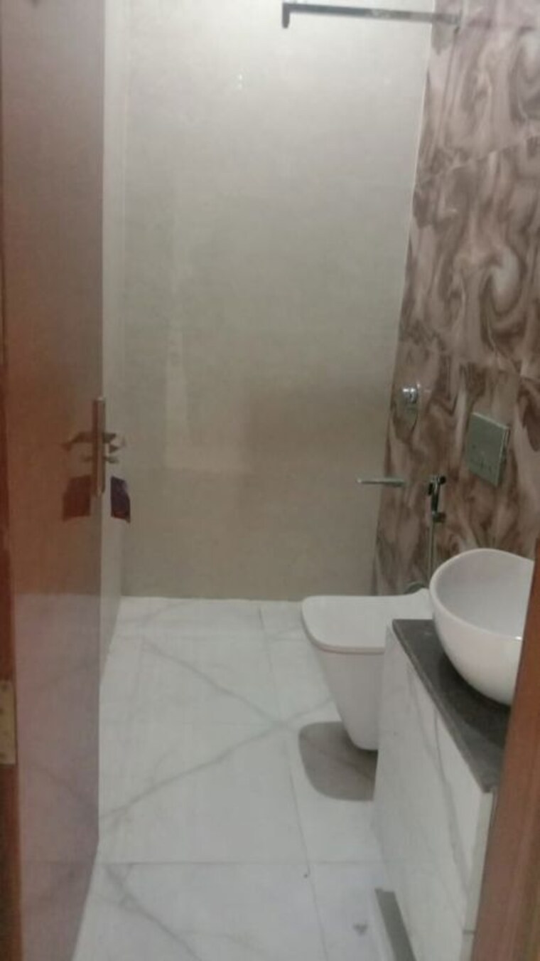 Bathroom, patel nagar 2 3 Bedroom 200 Sq.Yd. Builder Floor In Patel Nagar 2 Ghaziabad 9771613