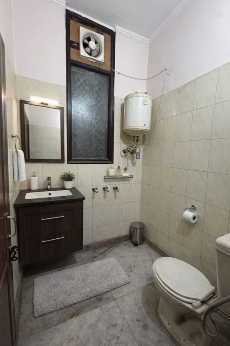 Bathroom, moti nagar 1 RK 50 Sq.Yd. Apartment In Moti Nagar Delhi 9771133