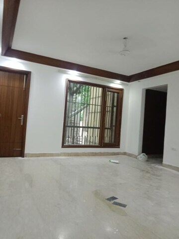 Room in 6 BHK Independent House at Maharani Bagh – for Sale