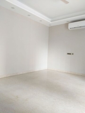 Room in 6 BHK Independent House at Maharani Bagh – for Sale