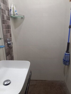 Furnished Amenities in 2 BHK Apartment at Khar West – for Rent