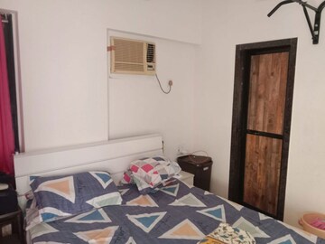 Bedroom in 2 BHK Apartment at Khar West – for Rent