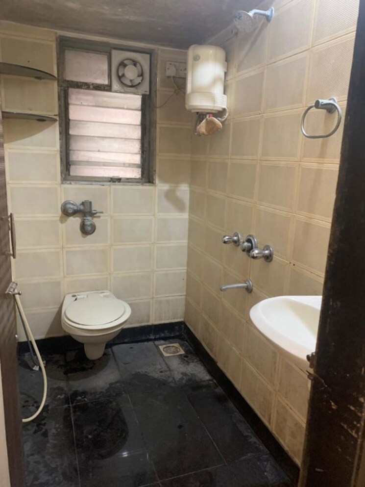Bathroom, green-woods-chs 1 Bedroom 460 Sq.Ft. Apartment In Borivali West Mumbai 9768633
