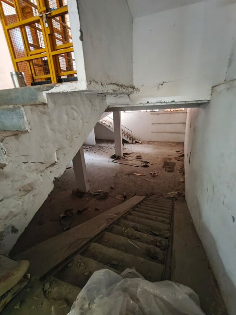 Balcony, udyog vihar phase 1 Commercial Warehouse 2000 Sq.Ft. In Udyog Vihar Phase 1 Gurgaon 9771759