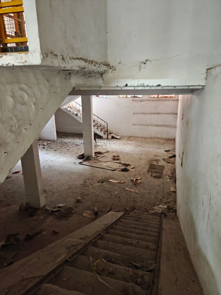 Balcony, udyog vihar phase 1 Commercial Warehouse 2000 Sq.Ft. In Udyog Vihar Phase 1 Gurgaon 9771759