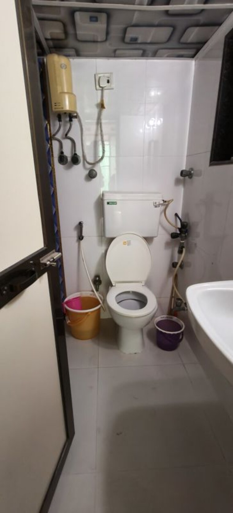 Bathroom, lokhandwala-complex 2 Bedroom 700 Sq.Ft. Apartment In Andheri West Mumbai 9772177