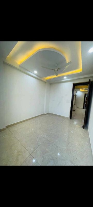 Room in 4 BHK Builder Floor at RWA Apartments Sector 73, Sector 73 – for Rent
