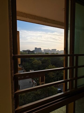 Room in 2 BHK Apartment at Sheth Vasant Oasis, Andheri East – for Rent