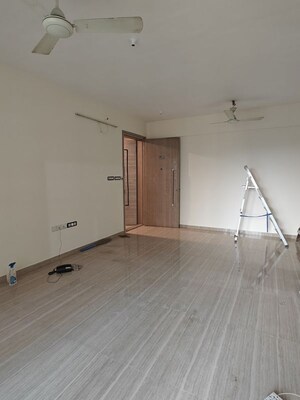 Room in 2 BHK Apartment at Vasant Oasis Phase 2, Andheri East – for Rent