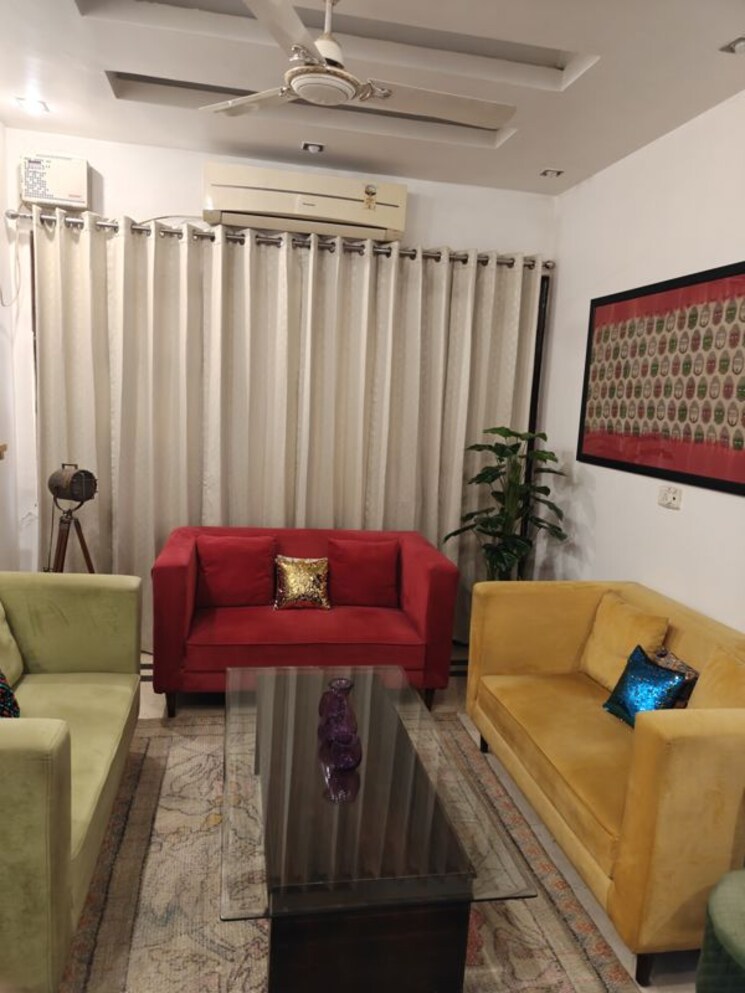 Living Room, kamla nagar 3 Bedroom 166 Sq.Yd. Builder Floor In Kamla Nagar Delhi 9772353