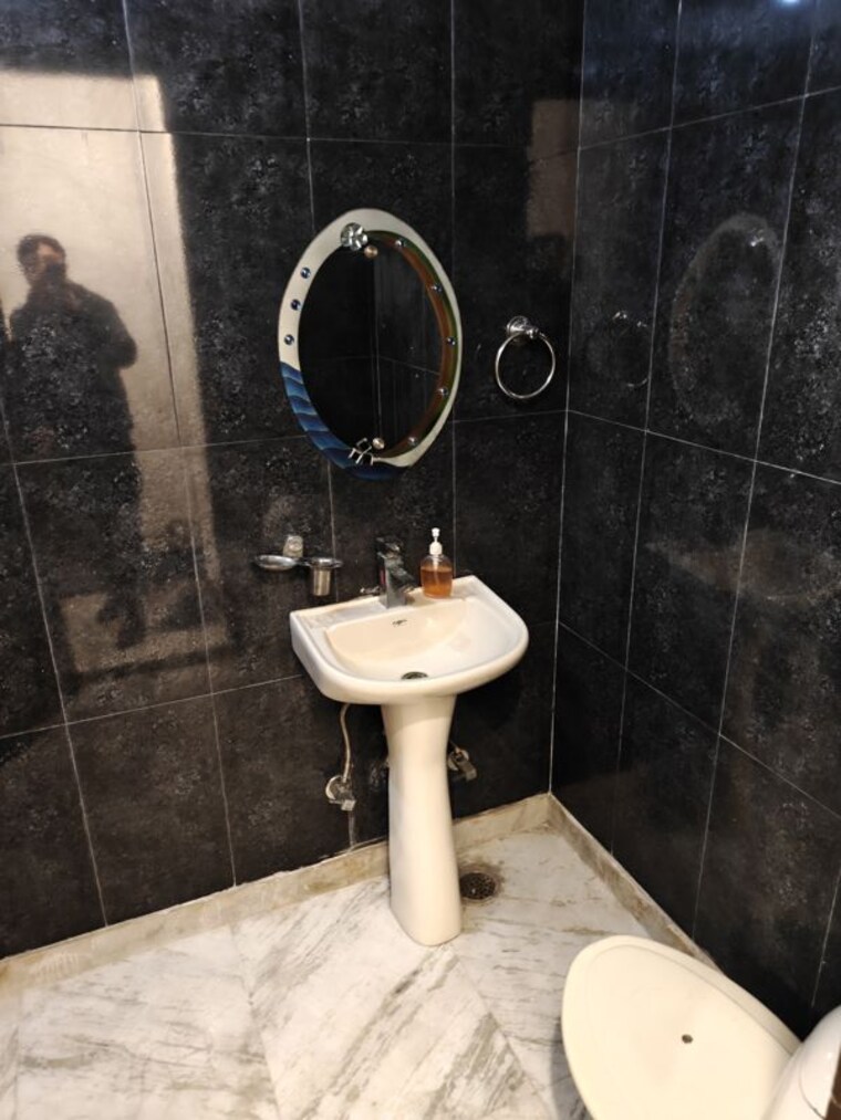 Bathroom, kamla nagar 3 Bedroom 166 Sq.Yd. Builder Floor In Kamla Nagar Delhi 9772353