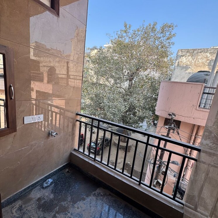 Balcony, moti nagar 2 Bedroom 100 Sq.Yd. Builder Floor In Moti Nagar Delhi 9772250