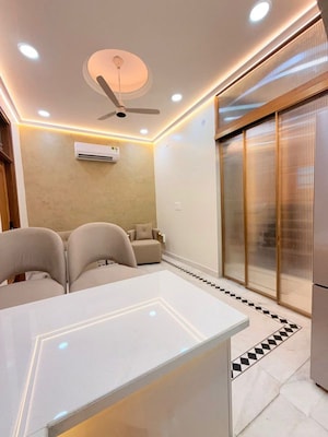 Furnished Amenities in 3 BHK Builder Floor at Defence Colony – for Rent