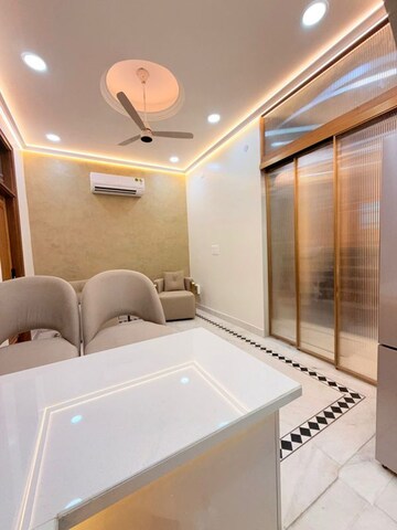 Furnished Amenities in 3 BHK Builder Floor at Defence Colony – for Rent