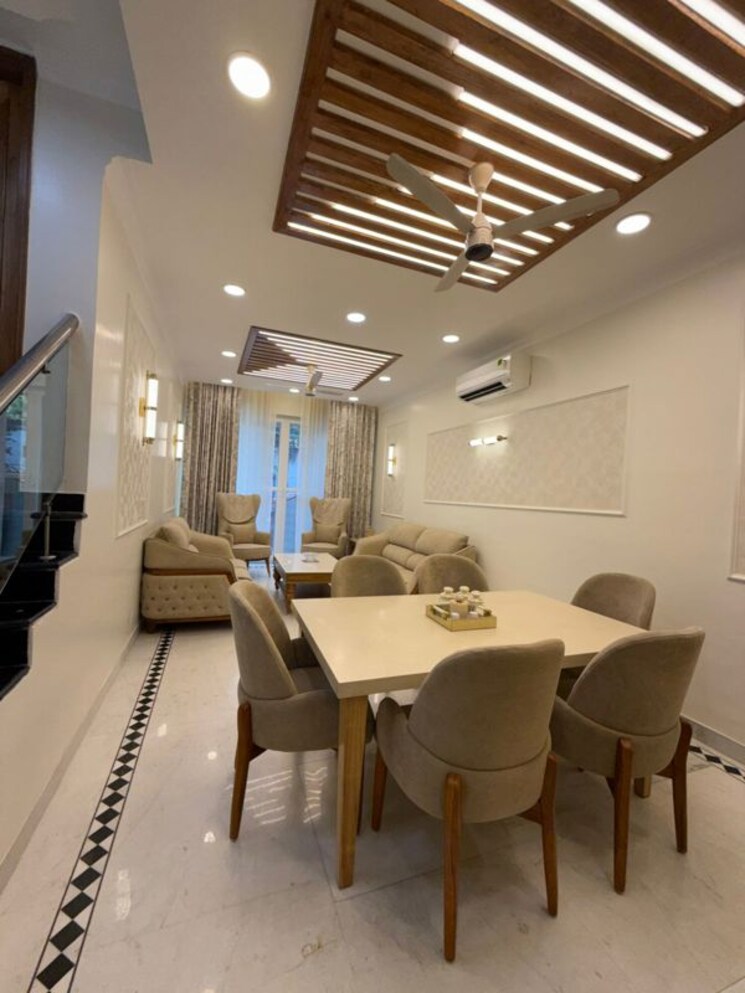 Team Area, defence colony 3 Bedroom 217 Sq.Yd. Builder Floor In Defence Colony Delhi 9772367