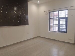 Room in 4 BHK Builder Floor at Sector 21d – for Rent