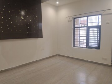 Room in 4 BHK Builder Floor at Sector 21d – for Rent