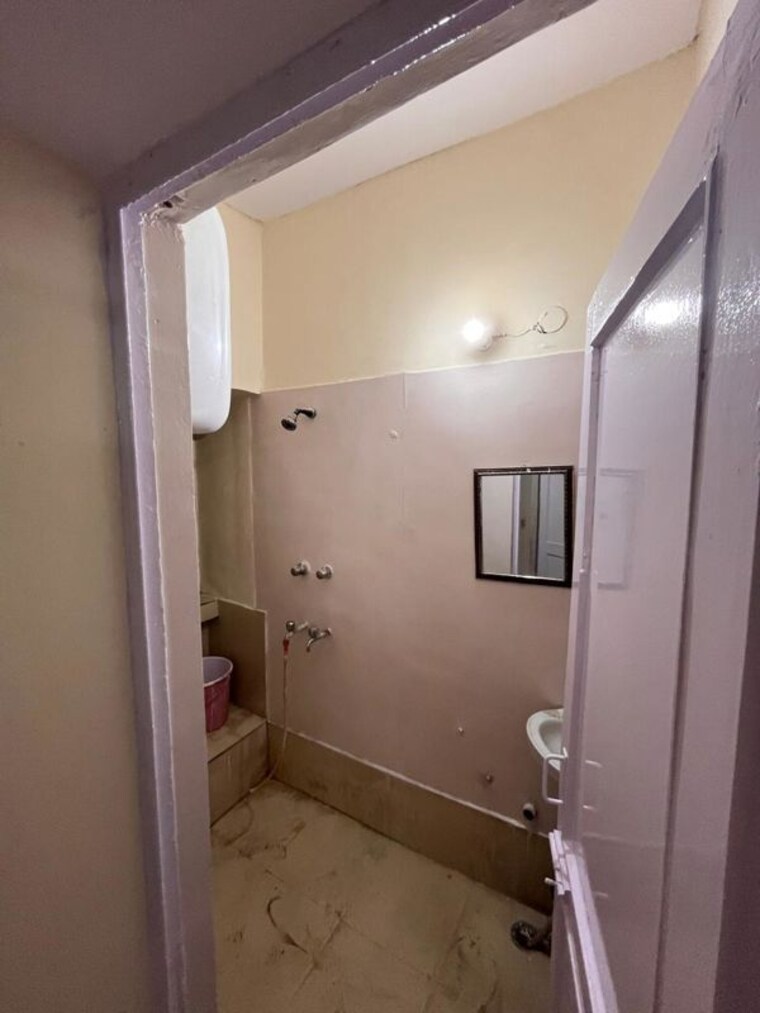 Bathroom, mayur vihar 2.5 Bedroom 850 Sq.Ft. Builder Floor In Mayur Vihar Delhi 9772397