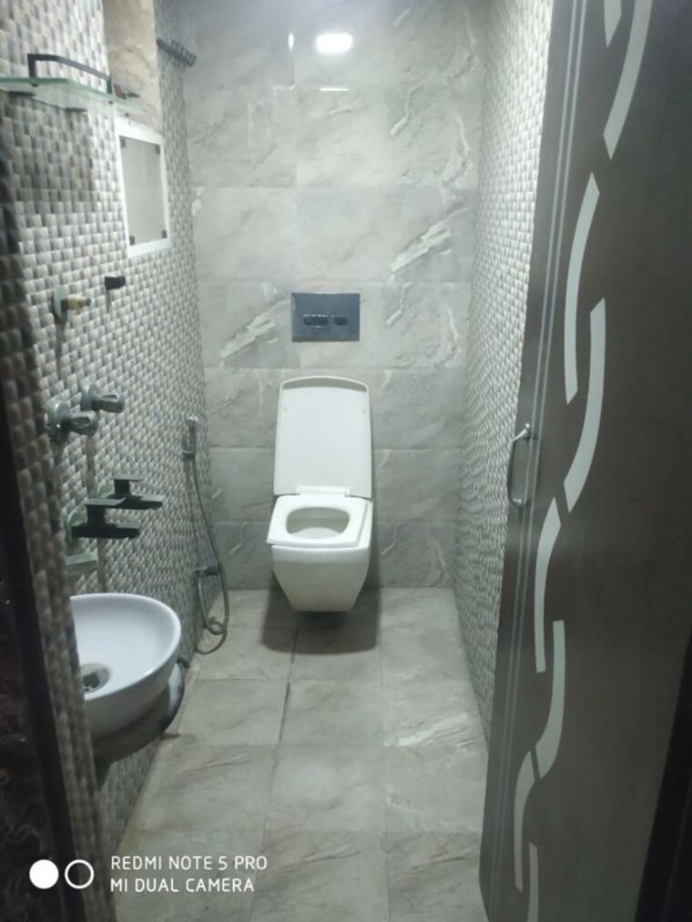 Bathroom, mayur vihar 2.5 Bedroom 850 Sq.Ft. Builder Floor In Mayur Vihar Delhi 9772397