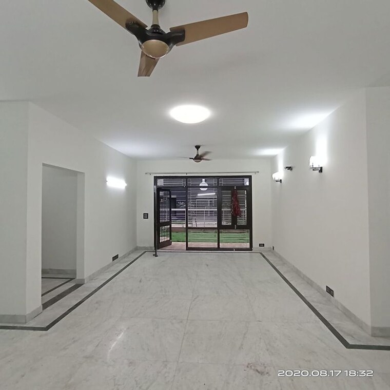 Room, unitech-south-city-ii 4 Bedroom 500 Sq.Yd. Builder Floor In Sector 50 Gurgaon 9772464
