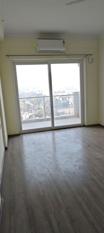 Room in 3 BHK Apartment at Pareena Micasa, Sector 68 – for Rent