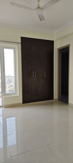 Room in 3 BHK Apartment at Pareena Micasa, Sector 68 – for Rent