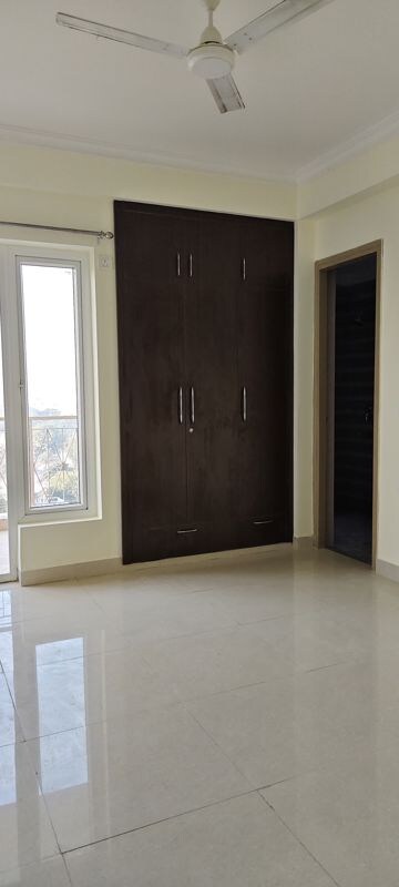 Room in 3 BHK Apartment at Pareena Micasa, Sector 68 – for Rent